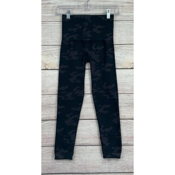 Spanx Look‎ At Me Now Cropped Seamless Leggings Women's Size M Black/Gray Camo - Picture 1 of 6